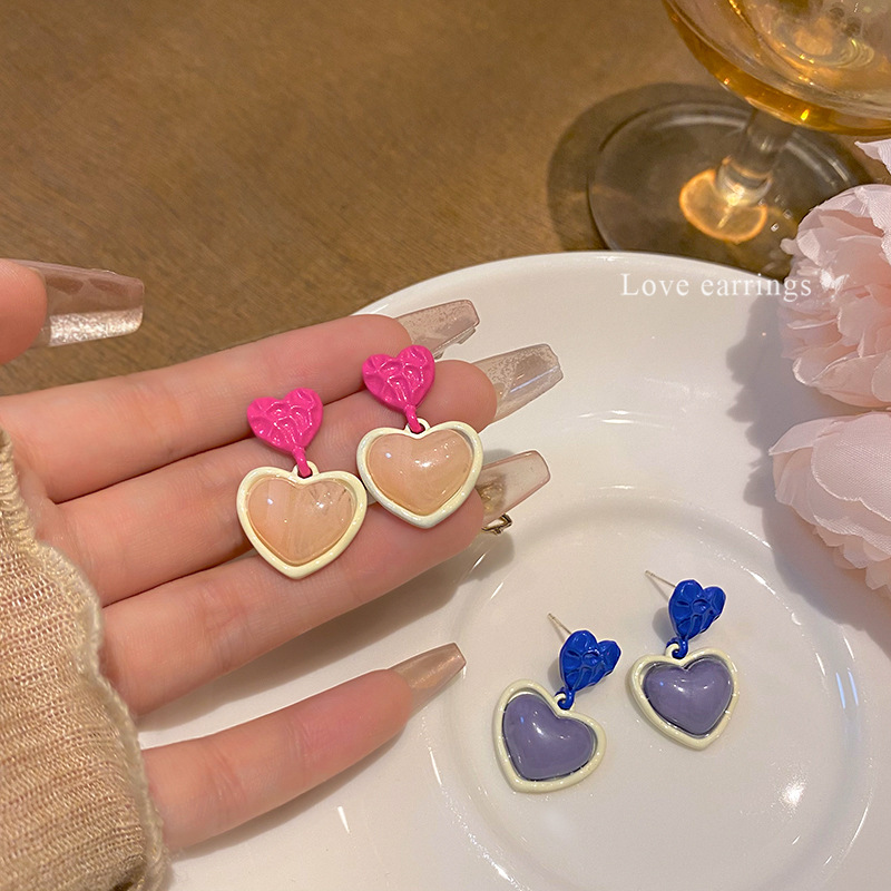Summer pink heart-shaped earrings, a high-end feminine touch, round face, heart-shaped resin tassel stud earrings, a popular and stylish earpiece full figure