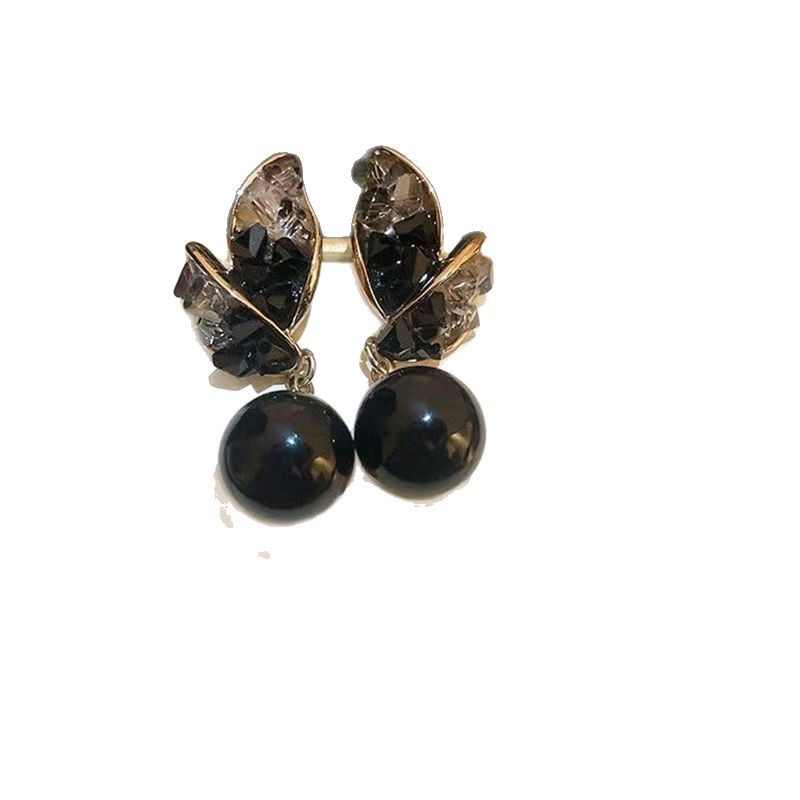 Black pearl crystal leaf earrings, women's niche color-blocking creative earrings, new retro stud earrings, high-end earrings Item Picture