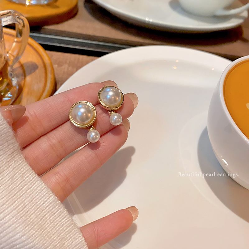 Wholesale of light luxury, niche, simple and elegant pearl stud earrings, women's Hong Kong-style, retro, fashionable and high-end earrings and accessories full figure