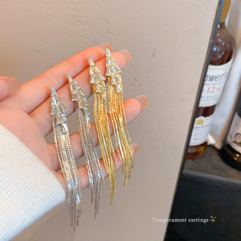 Light luxury and exquisite zircon tassel earrings, a versatile and high-end accessory for women in autumn and winter, with an exaggerated and distinctive style Application Scenario