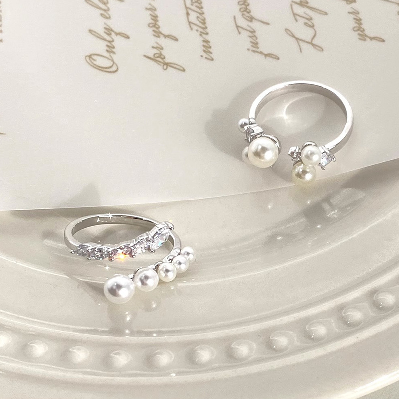 Pearl zircon open ring, a niche design for women, with an inS-style, elegant and luxurious style. It can be adjusted to the index finger level Application Scenario