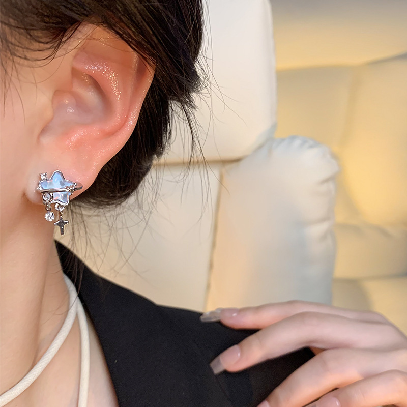 Dreamy and ethereal blue star earrings, unique, niche and exquisite design for women, new Korean version personalized earrings Application Scenario