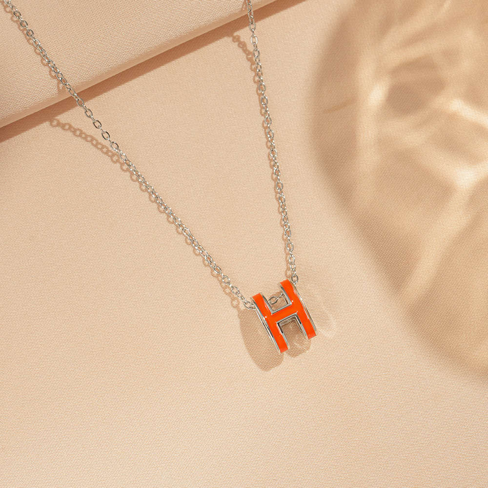 Korean-style H-letter titanium steel necklace for women, a fashionable and niche oil-dripping collarbone chain, a unique and light luxury sweet-scented accessory Application Scenario