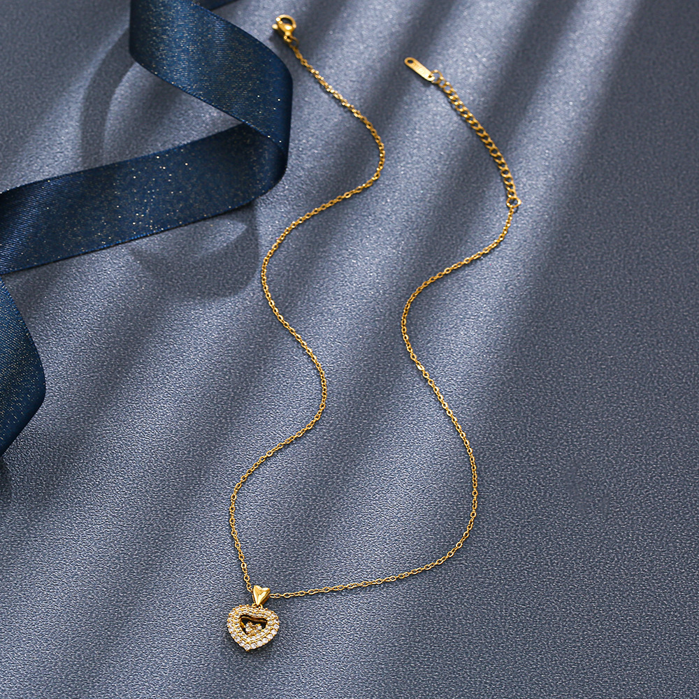 This is a stylish, heart-shaped, and dynamic collarbone chain with a unique and simple design, featuring a full diamond heart-shaped pendant made of titanium steel Application Scenario