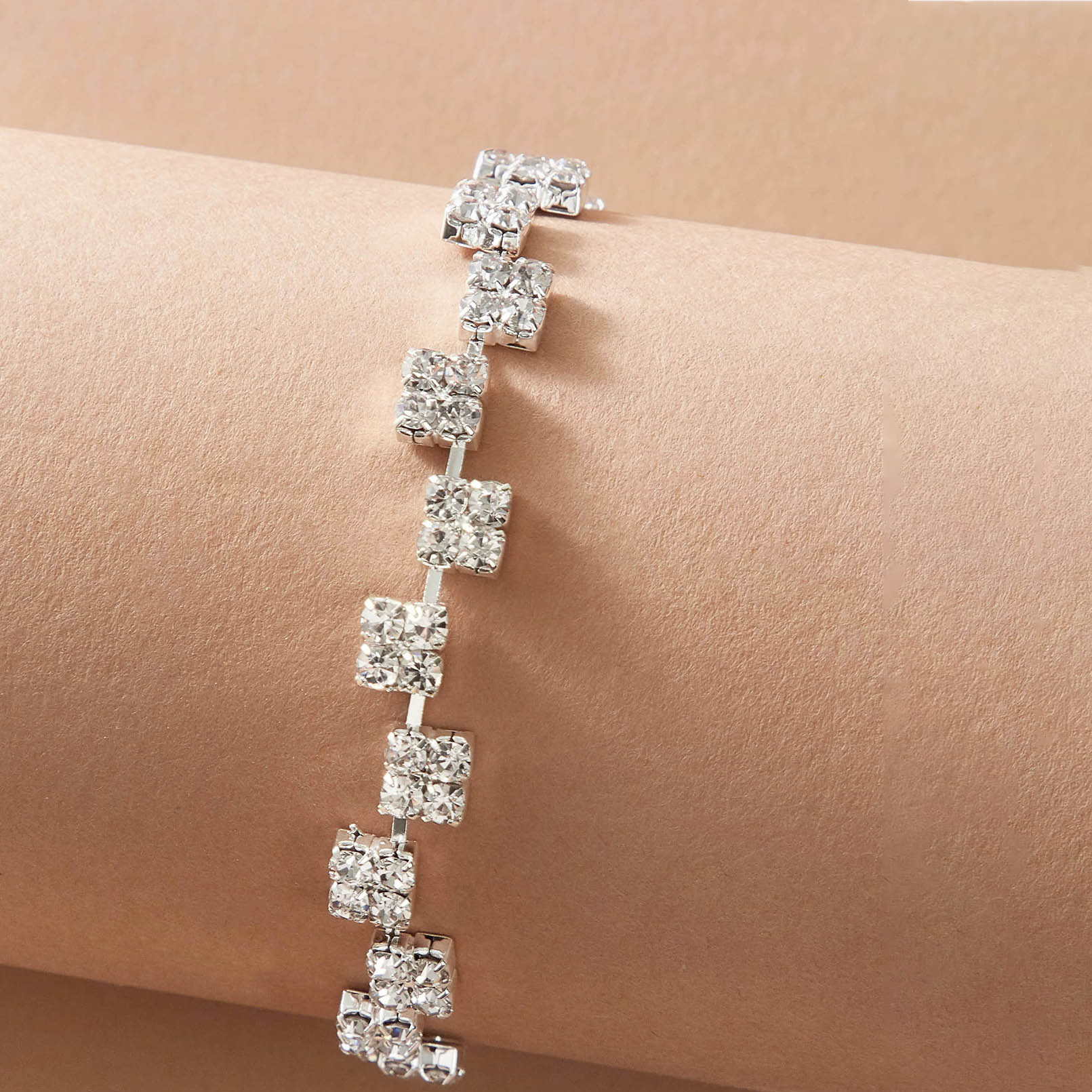 Korean shiny and fashionable rhinestone necklace, earrings set, wedding bride's accessory set, chain, glittering diamond three-piece set N5570 Application Scenario