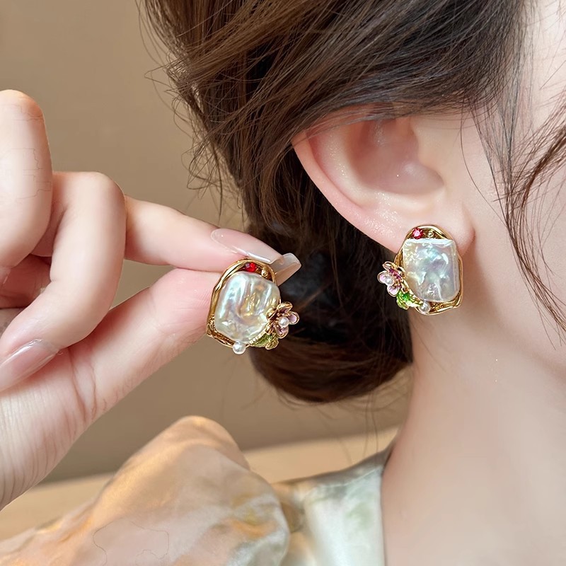 Irregular Baroque pearl stud earrings for women, light luxury, retro floral earrings, fashionable, elegant and high-end, internet-famous earrings details Picture