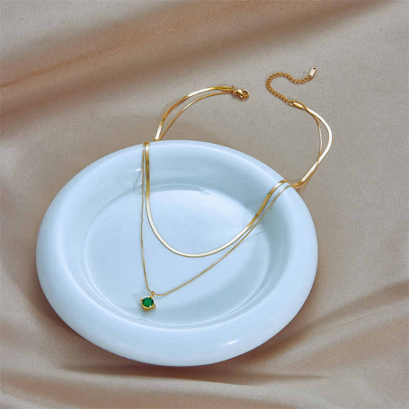 A unique, simple and high-end green square diamond pendant titanium steel double-layer chain necklace from Europe and America Specification drawing