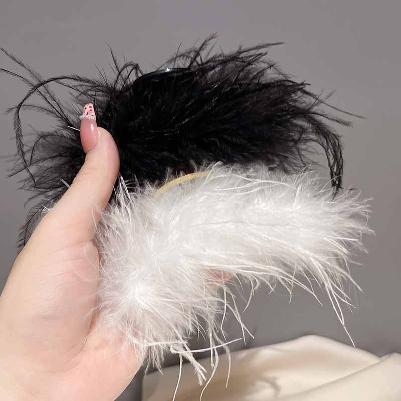 Large feather claw clip, black ostrich fur hair clip, high-end shark clip headwear for the back of women's heads, the same style as white deer full figure