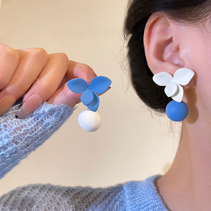 S925 Silver Needle Korean light luxury retro flower earrings, women's high-end design sense, fashionable and popular online celebrity stud earrings details Picture