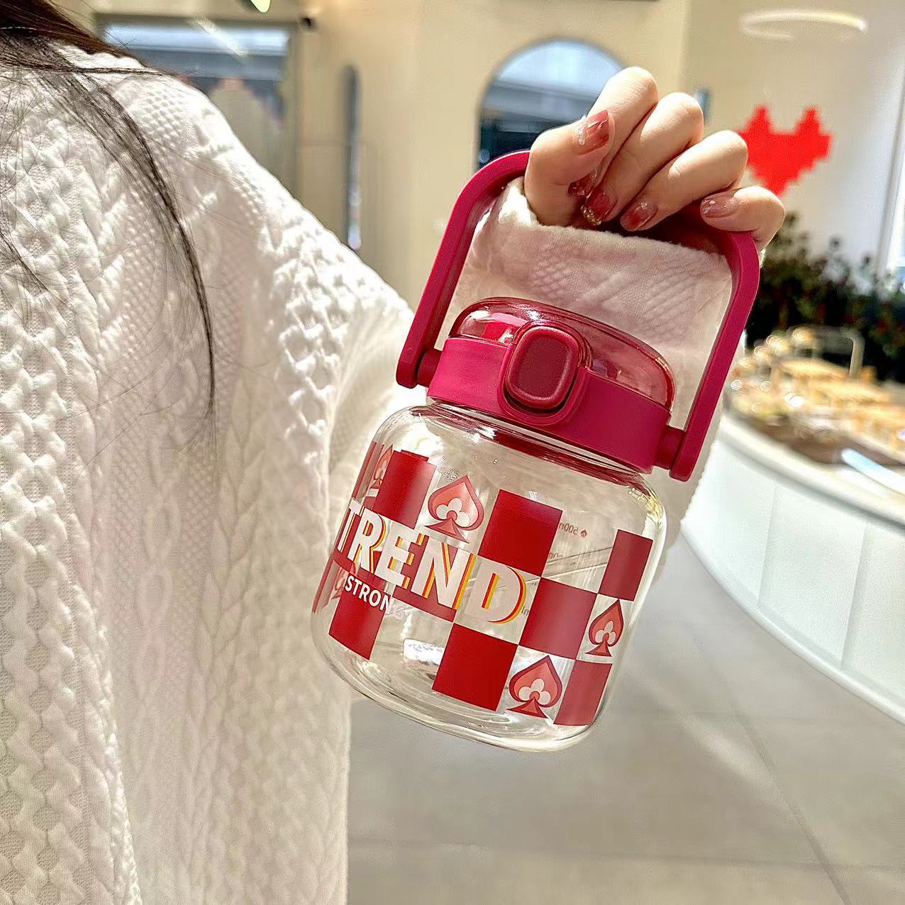 Check pattern fashionable large-bellied cup, portable large-capacity glass cup, couple trendy and personalized student double-drinking straw cup Application Scenario