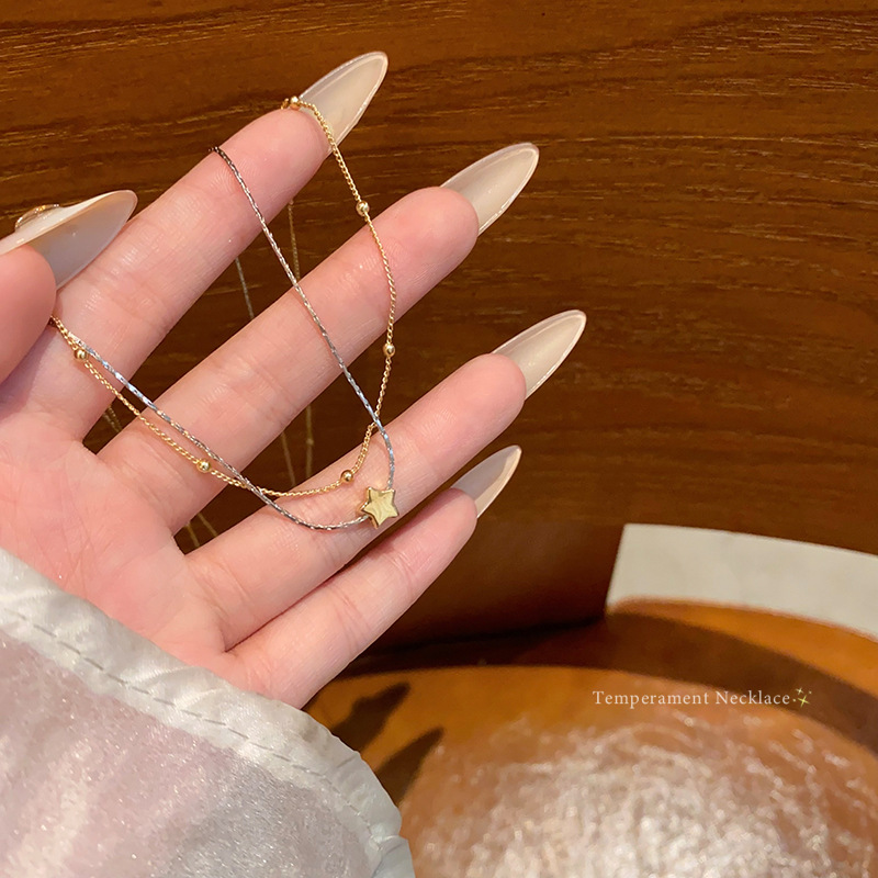 The double-layered and contrasting color necklace from Europe and America is versatile for women, exuding a sense of elegance and sophistication. It is a trendy accessory with a star-shaped collarbone chain and necklace full figure