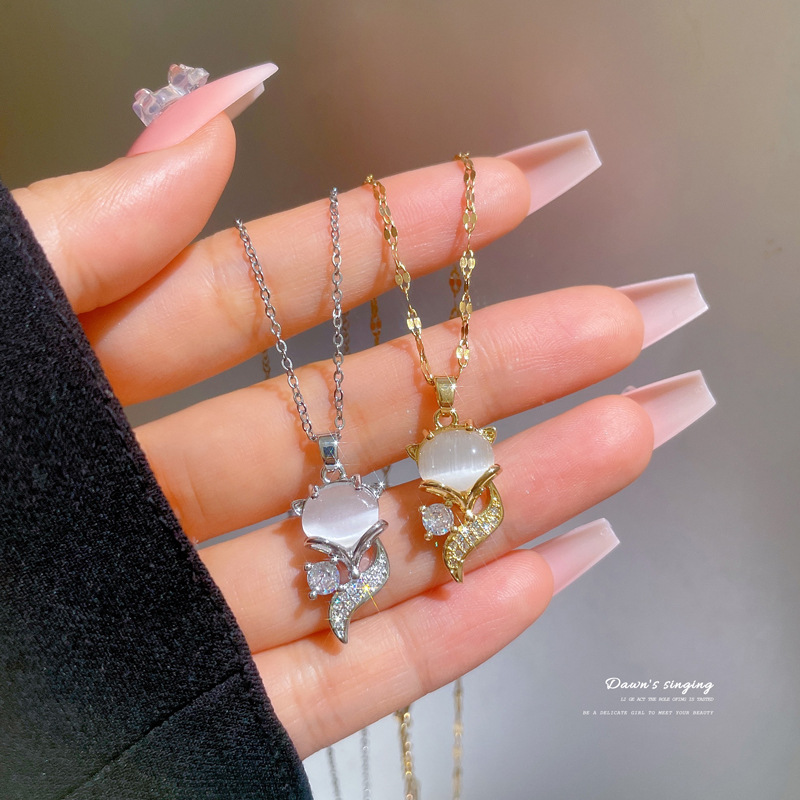 【 Titanium Steel 】 Light luxury slightly inlaid real gold fox cat's eye stone necklace, new women's collarbone chain, light luxury and niche design sense full figure