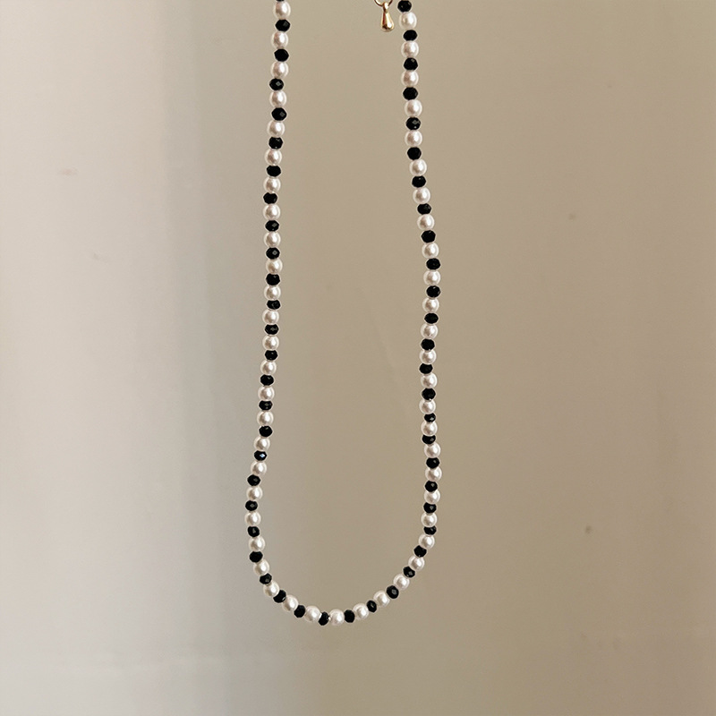 A high-end, niche, light luxury, gentle and simple black and white beaded necklace for women, a new 2024 trendy and popular collarbone necklace Item Picture