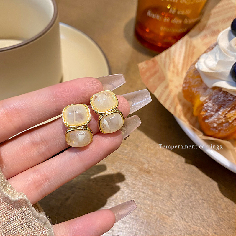 French retro square resin earrings for women, light luxury, niche and high-end, unique and individual stud earrings, wholesale of socialite earrings full figure
