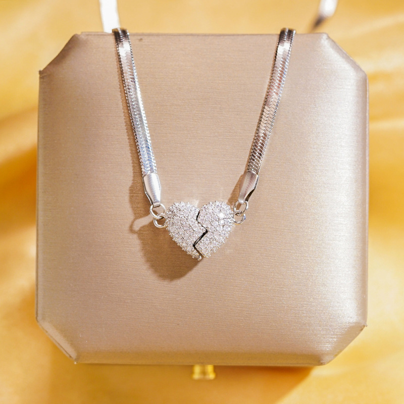 This is an openable full-diamond magnetic heart-shaped necklace with a unique and light luxury design for women. It features a blade chain heart-shaped pendant as a light luxury accessory Specification drawing