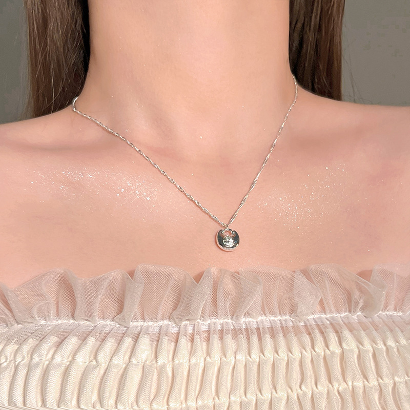 A popular gold ingot lucky bag necklace on Xiaohongshu, featuring a simple Chinese-style "Fu" character pendant with a unique and niche design Application Scenario