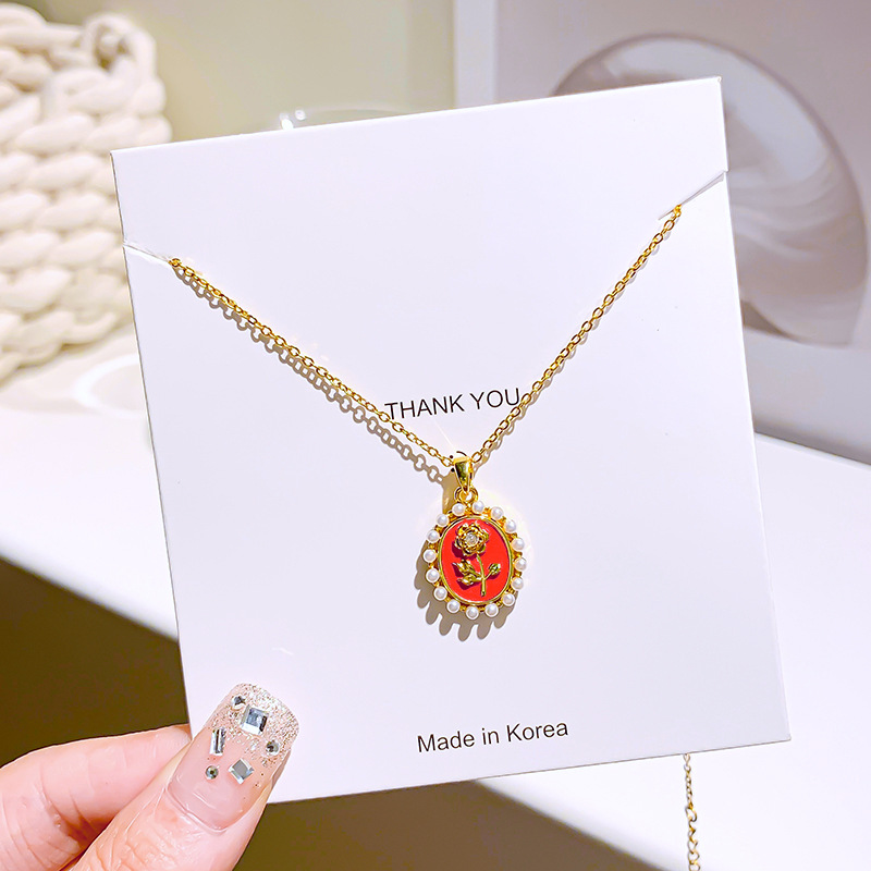 Red oil-dripping rose pearl necklace, a unique and luxurious design for women, is a fashionable and versatile Valentine's Day accessory for the collarbone Specification drawing