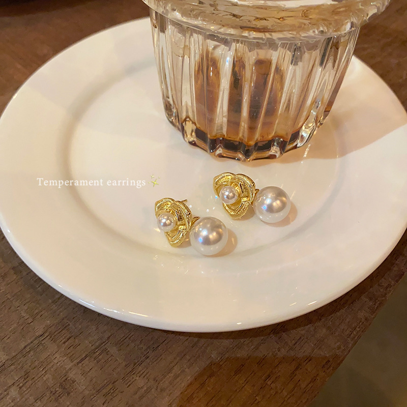 Golden camellia pearl earrings for women, with a light luxury, niche and high-end feel, unique stud earrings, elegant and exquisite, are popular earrings on the Internet Application Scenario