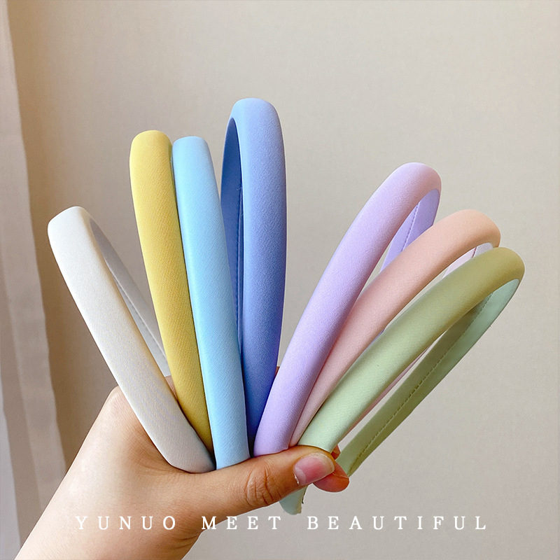 The new candy-colored sponge hairband for women in 2023, a simple facial cleansing and hair-pressing clip, is a versatile headband and accessory for going out full figure