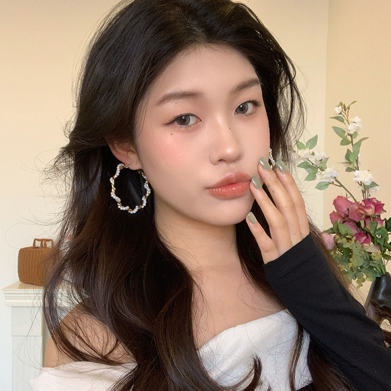 Korean bestsellers' twisted pearl circle earrings are fashionable, elegant, simple and high-end, with exaggerated large ear loops and stud earrings details Picture
