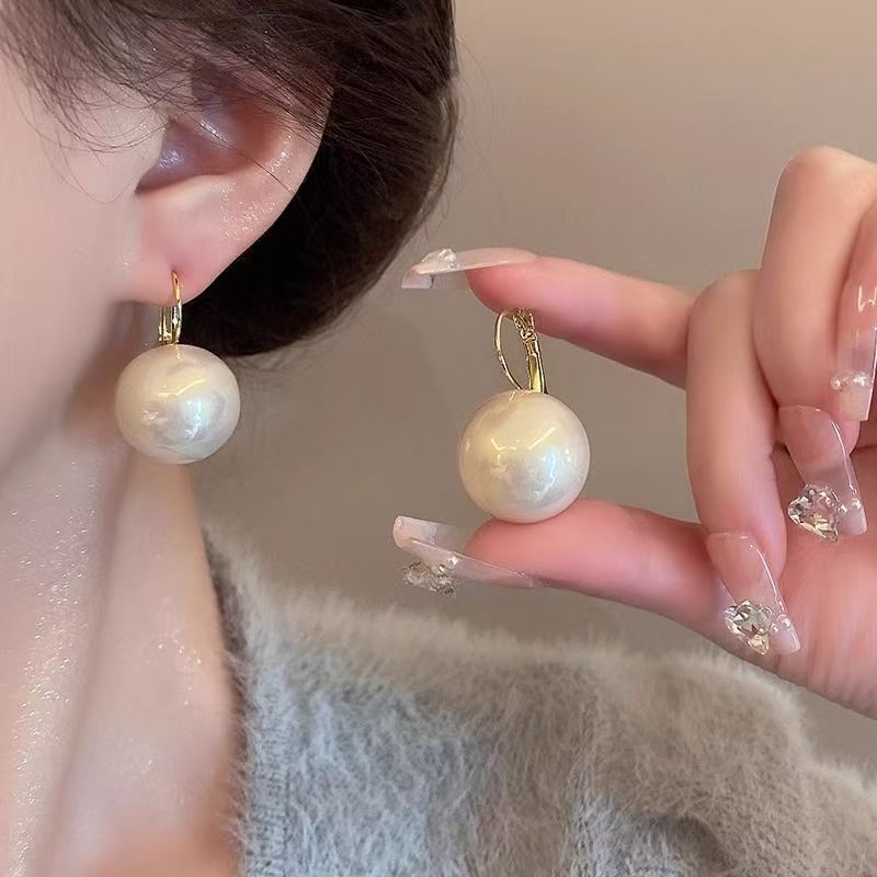 New light luxury style Chinese festive red pearl earrings, female Internet celebrity temperament crystal ear studs, exquisite ear buckles and earrings full figure