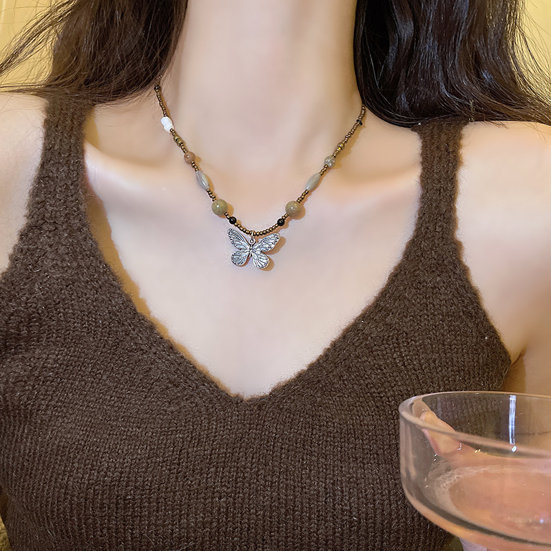 The new Chinese-style beaded butterfly necklace with wood and butterfly is a fashionable, retro and versatile necklace accessory for women. It features a niche design and a collarbone chain Specification drawing