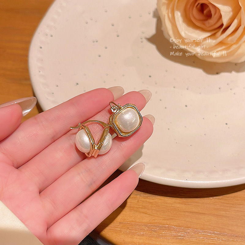 A new minimalist double-sided pearl ear stud accessory from South Korea, featuring a feminine and retro style that exudes an ethereal charm full figure