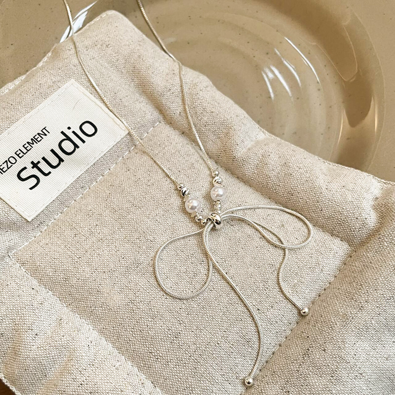The super ethereal bow pearl necklace is a light luxury and niche design for women. It features a collarbone chain and is a fashionable and popular neckchain accessory details Picture