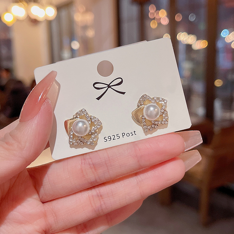 High-end diamond-encrusted hollowed-out flower pearl earrings, fashionable and sweet for women, versatile stud earrings, wholesale of internet-famous earrings full figure
