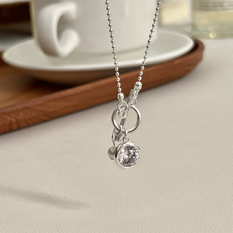 Exquisite and elegant, simple necklace, women's light luxury, niche design, high-end collarbone chain, simple and versatile sweater chain details Picture