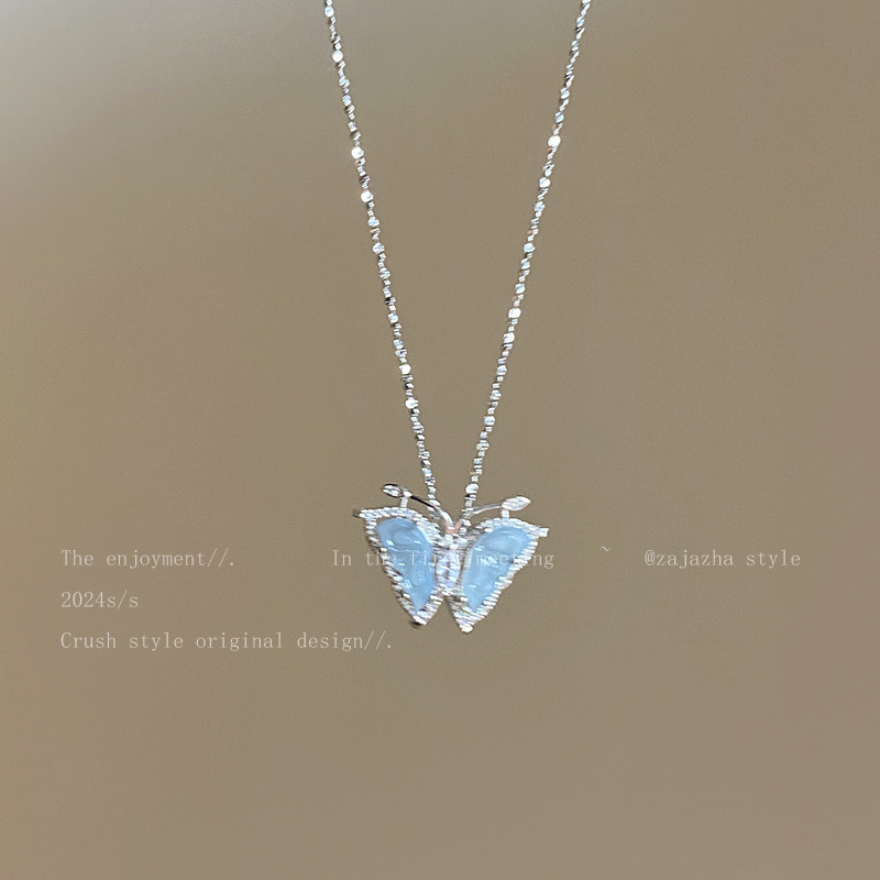 Ice crystal zircon butterfly necklace, sweet and cool girl style, spicy girl design sense collarbone chain, autumn light luxury pendant necklace accessory Application Scenario