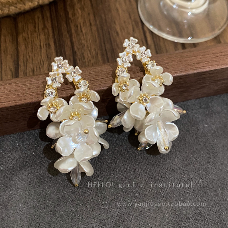 French jasmine flower tassel earrings, women's super fairy retro earrings, high-end, light luxury, niche and elegant stud earrings wholesale Application Scenario