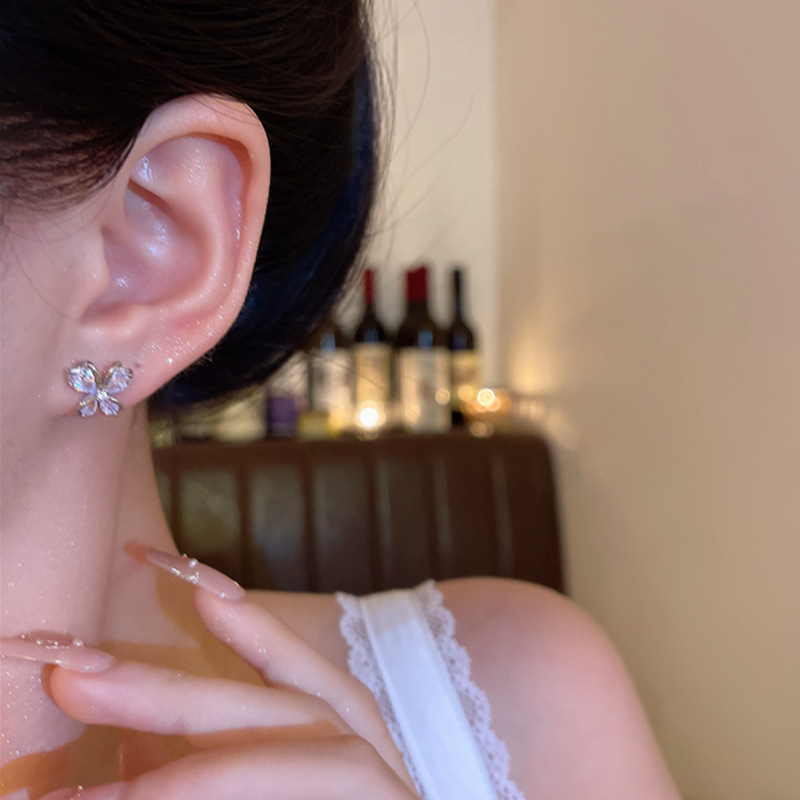 Exquisite diamond-encrusted butterfly stud earrings for women, a cold and fashionable style with a simple and elegant look. They are the best-selling and popular earrings for the summer of 2025 Application Scenario