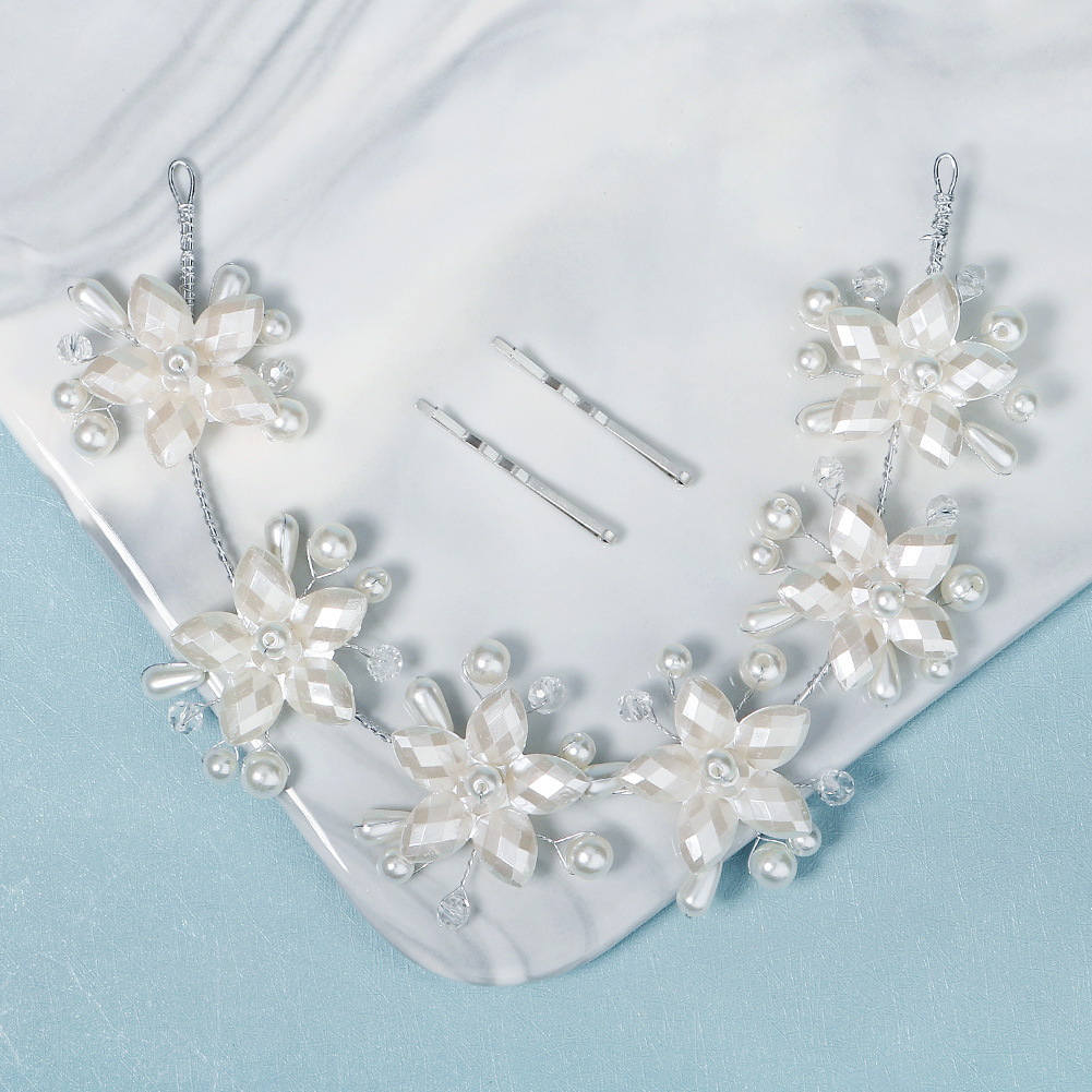 Bride accessories, bridesmaid hair bands, handcrafted pearl headbands, children's photography photo hair accessories, acrylic flower hair bands details Picture