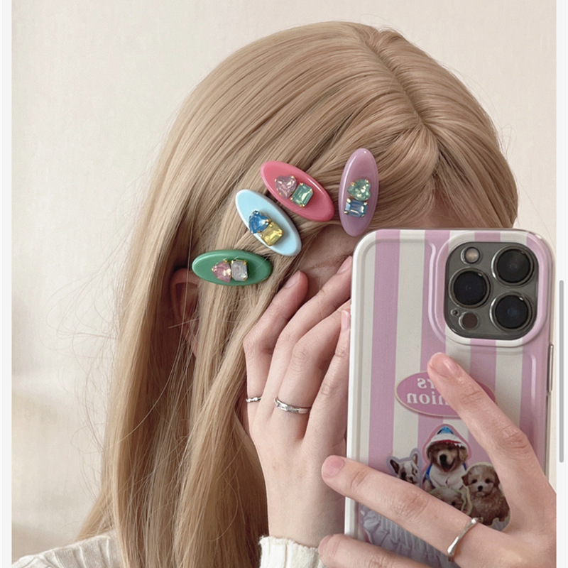 A new Korean-style hair clip with an InS-style side clip and a high-end feel, featuring a contrasting color heart rhinestone small hair clip and a duckbill clip full figure