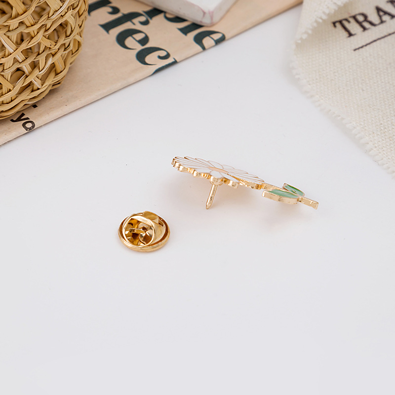 The Korean version of Instagram's G-Dragon GD's Daisy sunflower brooch is a versatile clothing accessory and cartoon badge Specification drawing