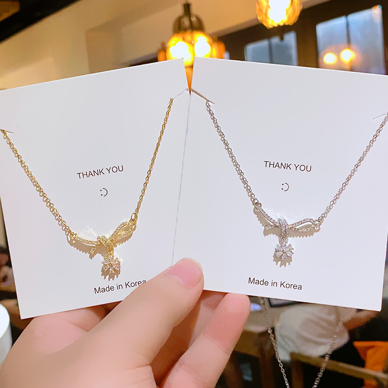 A light luxury style full diamond bow Daisy necklace, a rare and high-end titanium steel collarbone chain fashion accessory for women in summer full figure