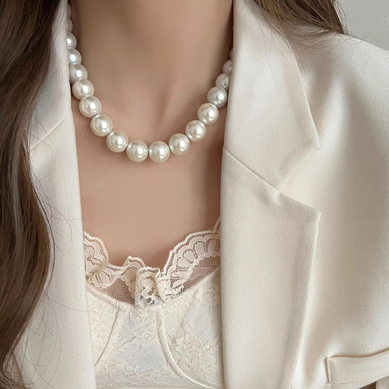 Pearl necklace for women, light luxury and niche design, sweater collarbone chain, 2024 new style bestseller, high-end neckchain accessory details Picture
