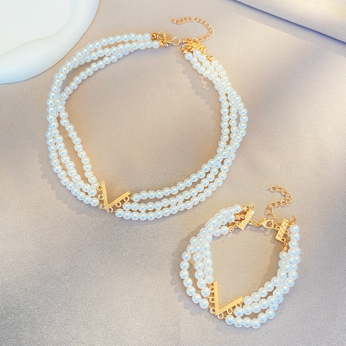 Cross-border new multi-layer pearl jewelry set for women, InS-style, European and American creative design V-shaped neckband bracelet set Application Scenario