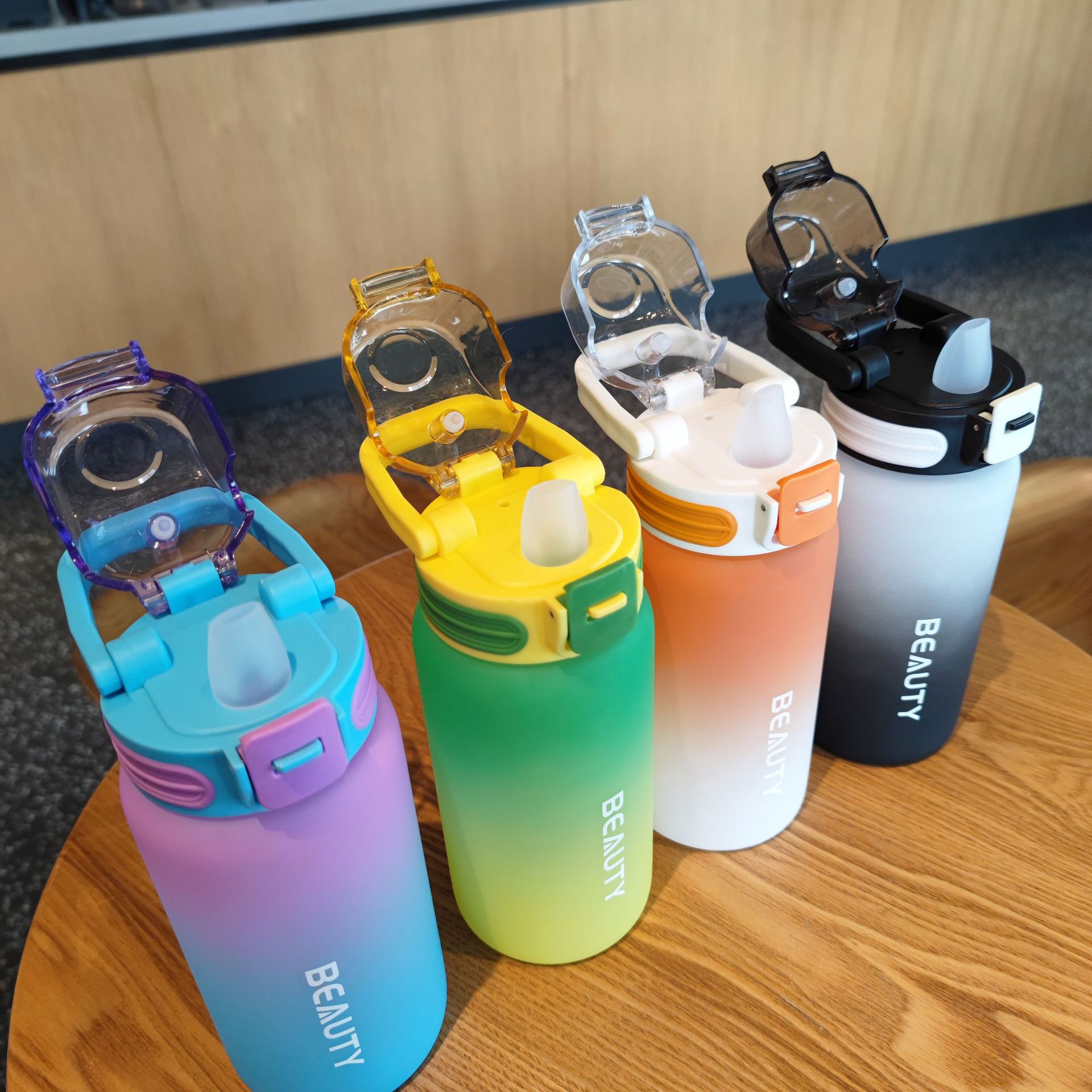 Portable handle gradient spout cup, a new summer hit product for girls, a high appearance level, cute and sporty plastic cup full figure