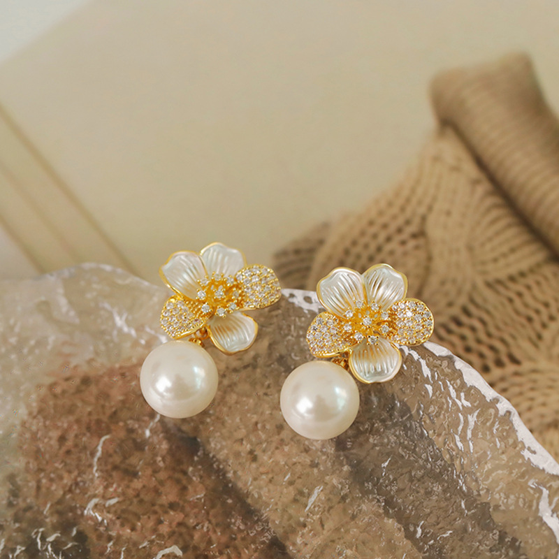 New French micro-inlaid flower pearl earrings for women, with a light luxury, niche and high-end feel. Square face ear blockage, elegant and stylish earrings details Picture