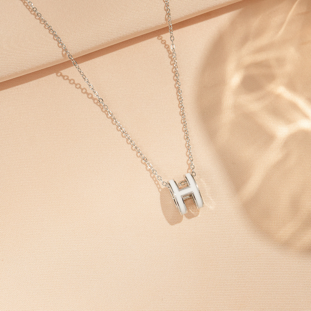 Korean-style H-letter titanium steel necklace for women, a fashionable and niche oil-dripping collarbone chain, a unique and light luxury sweet-scented accessory details Picture