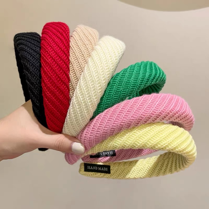 The new autumn and winter woolen knitted wide-edge sponge high top hairband is stylish and versatile. It is a candy-colored headband and hair accessory full figure