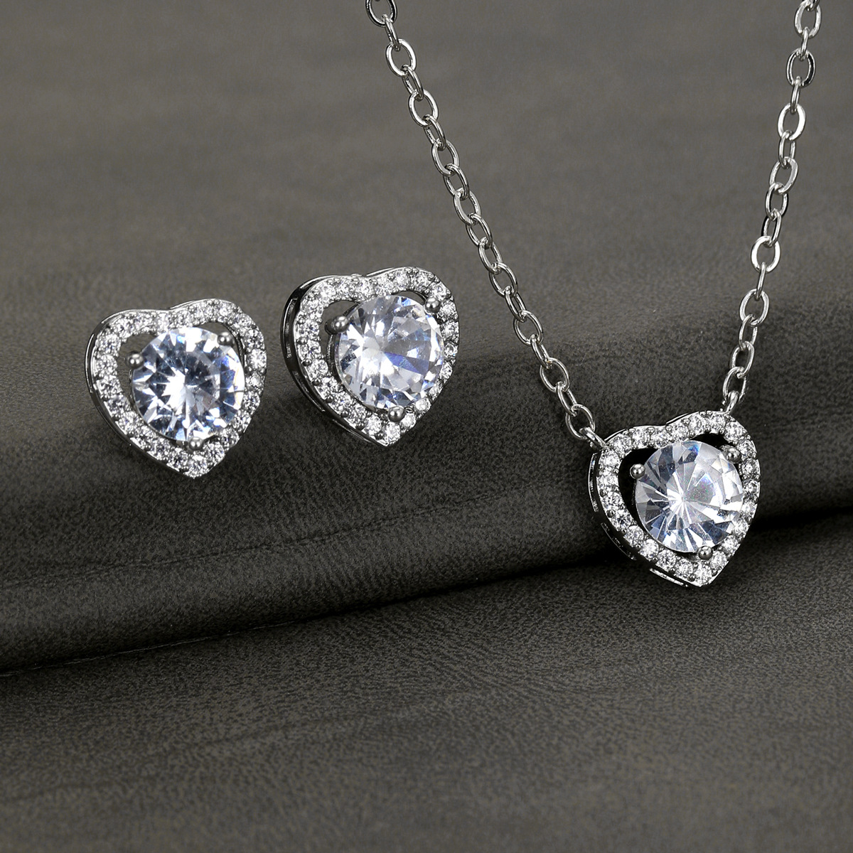 The popular zircon heart-shaped jewelry set for women, a simple heart-shaped Korean women's necklace, stud earrings and ins accessories Application Scenario