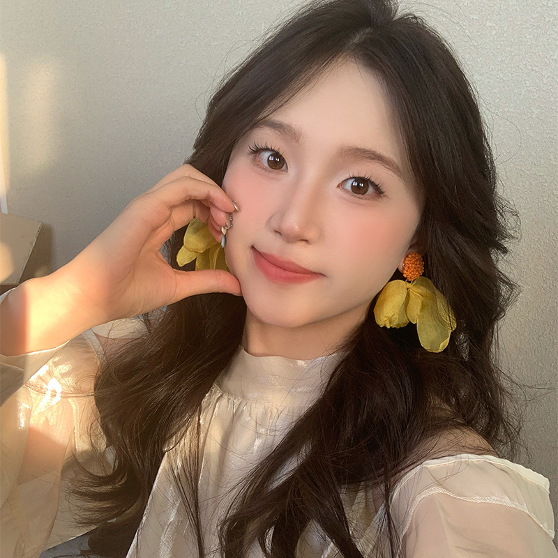 Sweet and sunny chiffon petal tassel earrings, unique feminine charm, fashionable and versatile, retro and exaggerated earrings and accessories Application Scenario