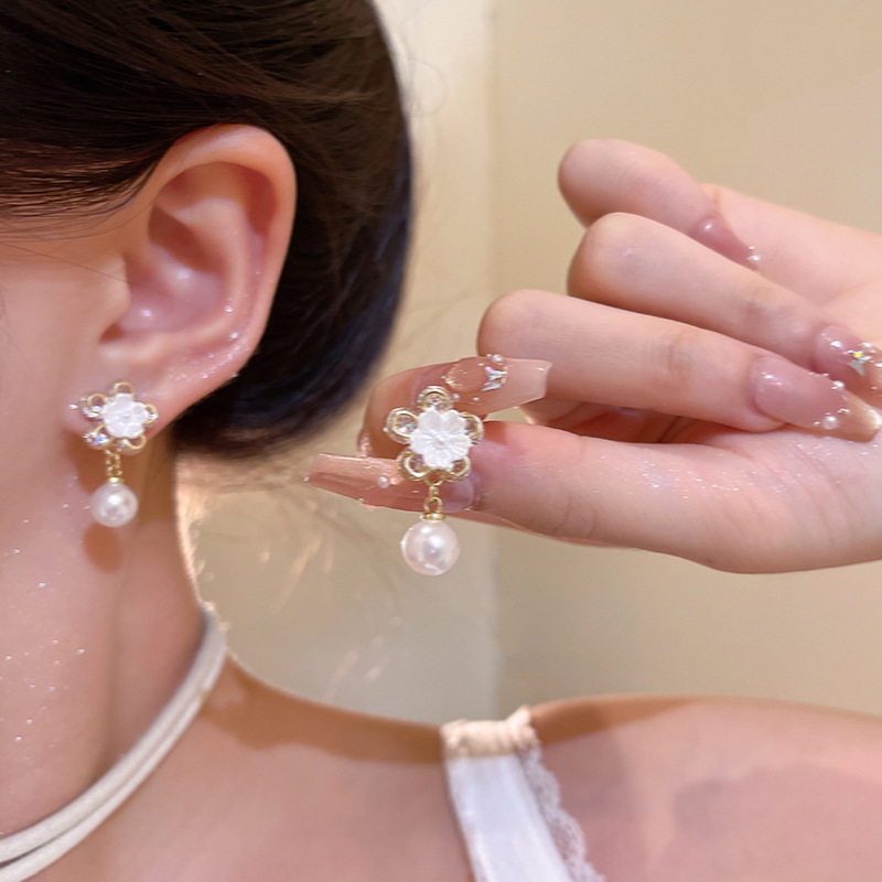 Light luxury exquisite sparkling diamond flower pearl earrings for women, new style of fashionable and simple floral stud earrings in 2025, elegant earrings details Picture