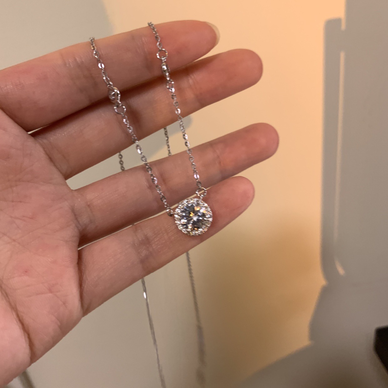 A super flash zircon silver necklace with a high-end feminine touch, a niche design, a trendy and fashionable style, and a cold commuting vibe. It's a collarbone chain full figure