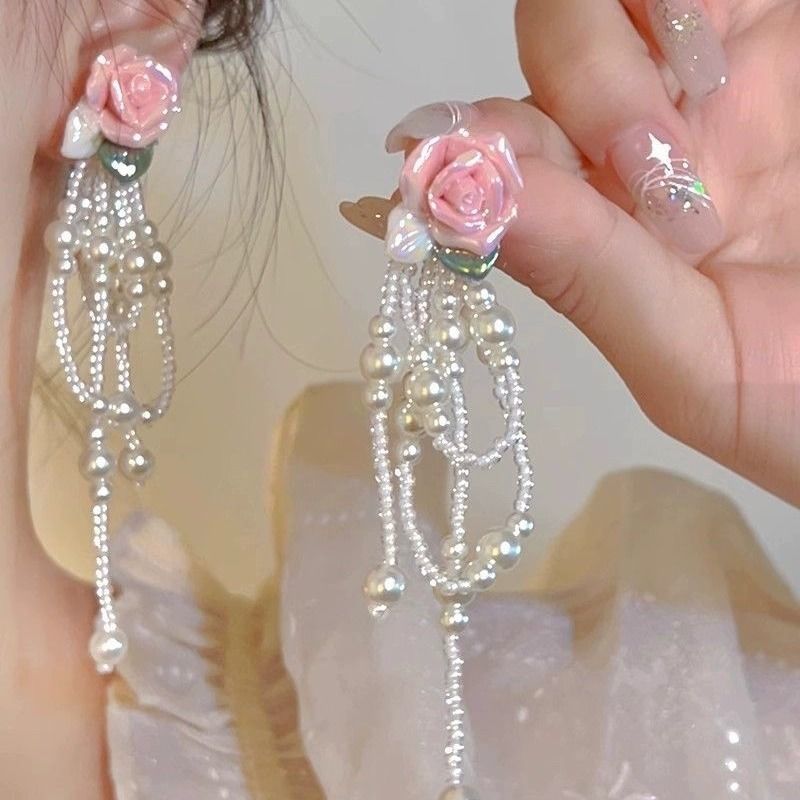 The super ethereal pink rose pearl tassel earrings exude a feminine elegance and a socialite style. The beaded ear studs are popular earrings on the Internet Specification drawing