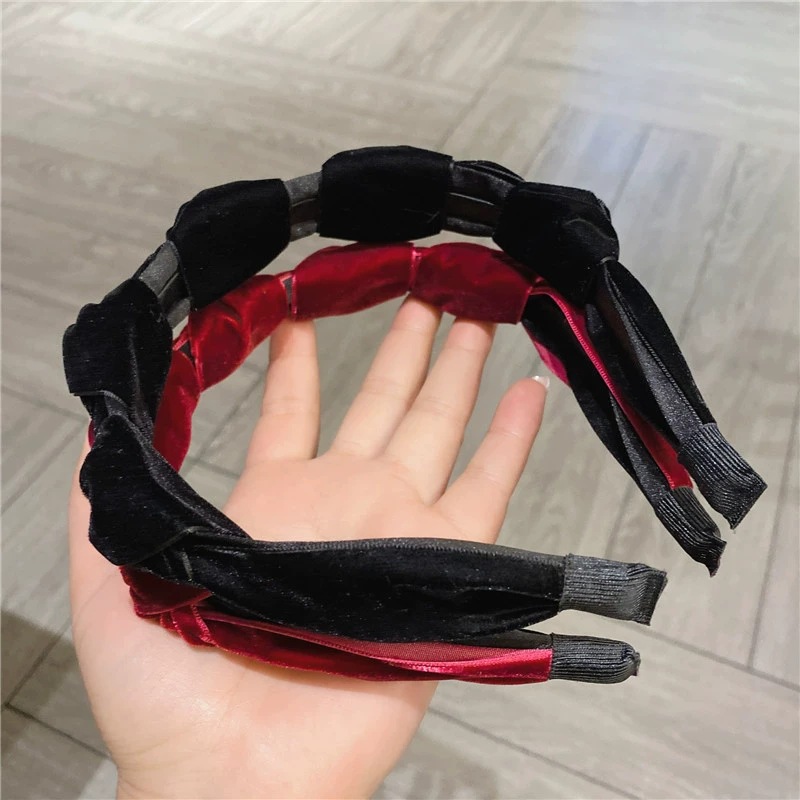 High-end rhinestone velvet hairband for women, retro black style, high top headband, French autumn and winter hairpin and hair accessory Application Scenario