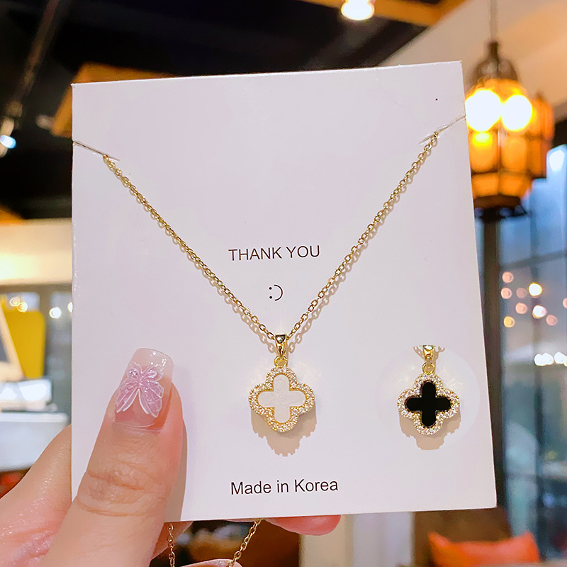 This stylish and commuting double-sided black and white four-leaf flower necklace exudes a sense of sophistication for women. It's a versatile zircon pendant and a sophisticated collarbone chain Specification drawing